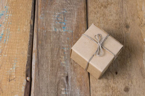Бумажная коробка на деревянном столе — стоковое фото