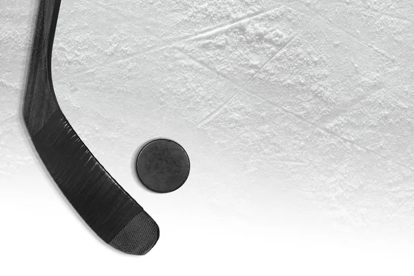 Hockey puck and putter on ice — Stock Photo, Image