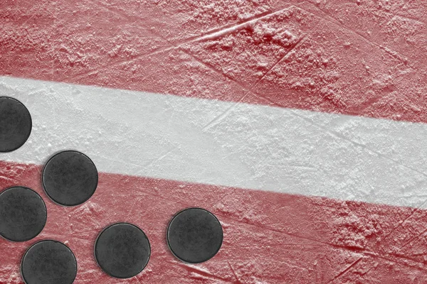 Латиська-прапор і хокей шайби — стокове фото