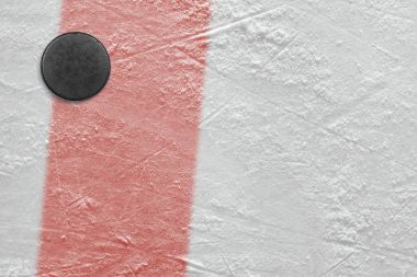 Hokey diski kırmızı çizgi üzerinde