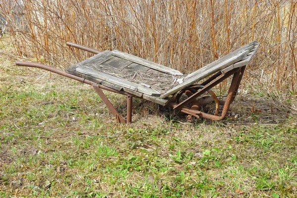 Le vieux chariot abandonné — Photo