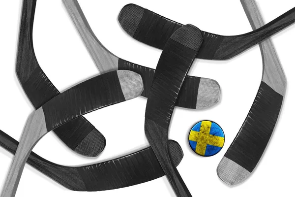 Rondelle suédoise et bâtons de hockey — Photo