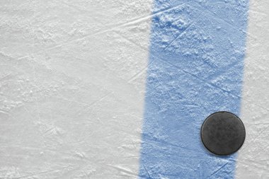 Hokey diski mavi çizgi üzerinde