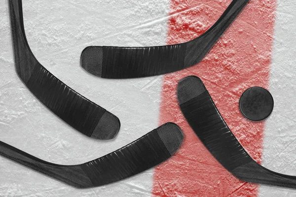 Hockeyklubbor och is bricka — Stockfoto