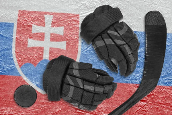 Slowakische Fahne, Eishockeypuck, Handschuhe und Putter — Stockfoto