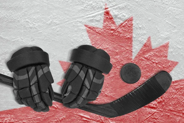 Imagen de un fragmento de la bandera canadiense sobre hielo y hockey accede —  Fotos de Stock