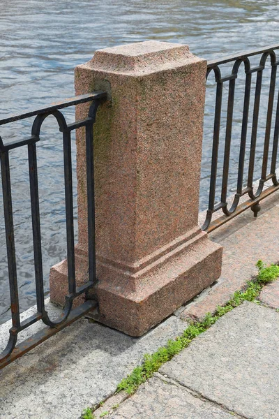 Елемент кам'яний паркан набережна — стокове фото