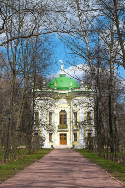 An old manor in the park — Stock Photo, Image