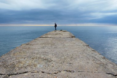 İskelede yalnız bir balıkçı