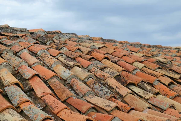 A tető-ból egy régi cserép töredéke — Stock Fotó