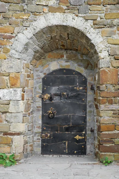 Gate in the ancient fortress — Stock Photo, Image