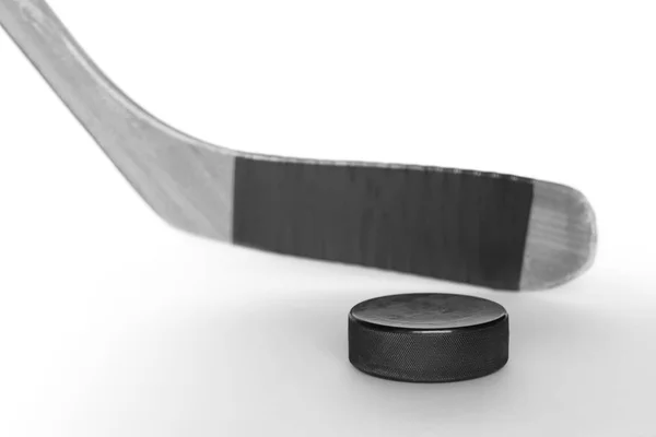 Hokejový puk a stick — Stock fotografie