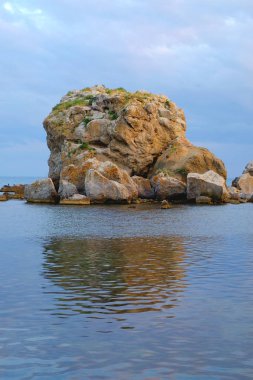 kayalar ile deniz manzarası