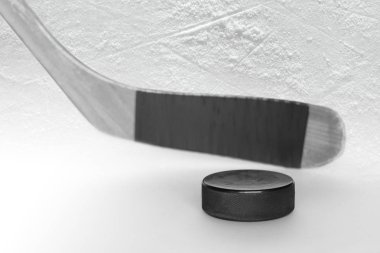 Hokey diski ve buz üzerinde atıcı