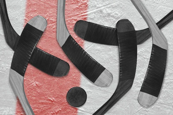 Hockeyklubbor och is bricka — Stockfoto