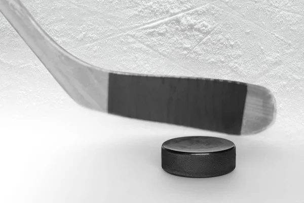 Hockey puck and putter on ice — Stock Photo, Image