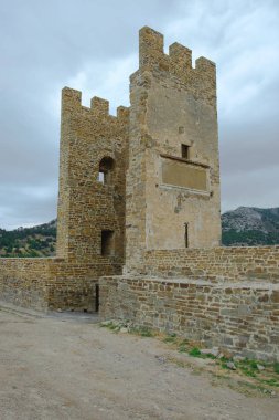 Eski Ceneviz kale kule