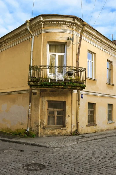 Residentiële oud huis met balkon — Stockfoto