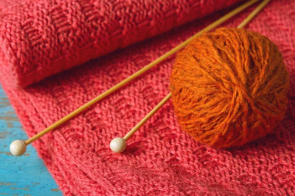 红色的羊毛围巾，针织和编织针绞纱 — 图库照片
