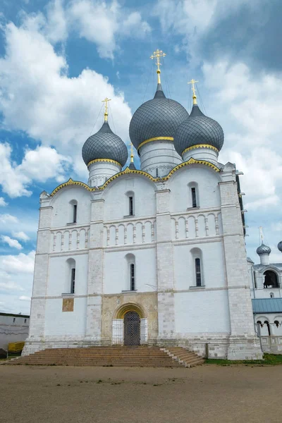 Vit sten ortodoxa kyrkan — Stockfoto