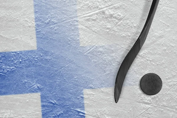 Image du drapeau finlandais et du bâton de hockey avec une rondelle — Photo