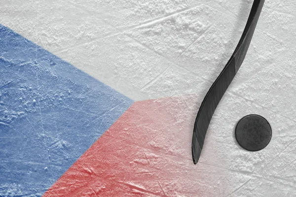 Obrazu czeskich flag i kija hokejowego z Pucka — Zdjęcie stockowe