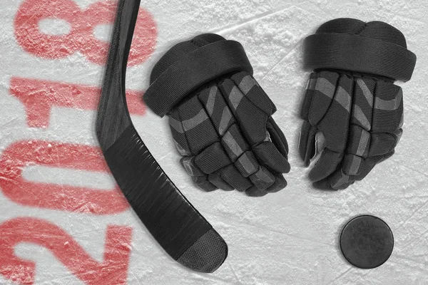 Хокейний сезон 2018 року, хокейні аксесуари на льоду — стокове фото