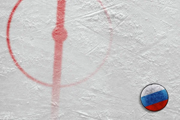 Fragmento de la arena de hockey con marcas y el disco ruso —  Fotos de Stock