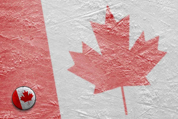 Image du drapeau canadien sur la glace avec une rondelle — Photo