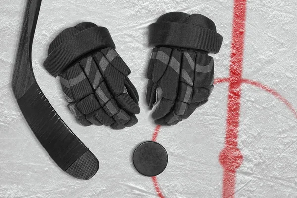 Hockey accessoires op ijs — Stockfoto