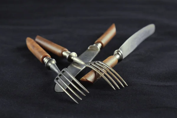 Velhos garfos e facas na mesa — Fotografia de Stock