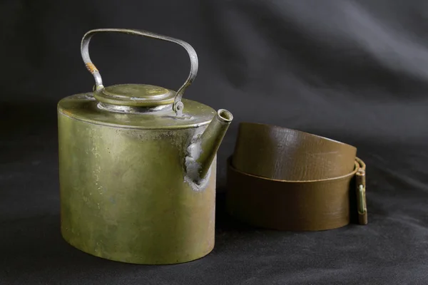 Eski çaydanlık ve deri kemer — Stok fotoğraf