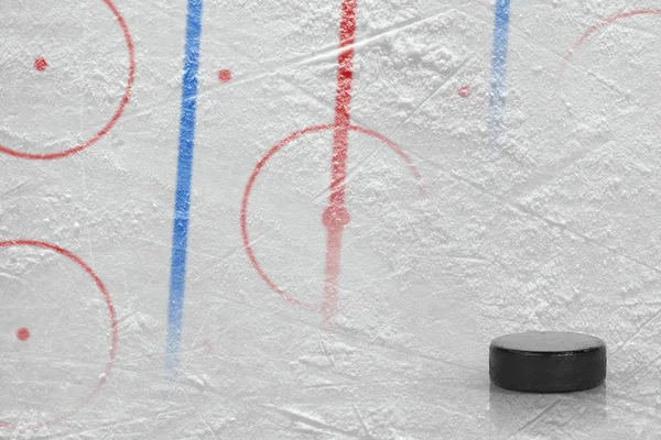 Eine Scheibe und ein Fragment einer Hockeyarena mit Markierungen — Stockfoto
