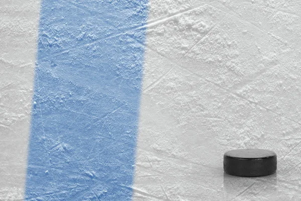 Puck y fragmento de la arena de hielo con una línea azul —  Fotos de Stock