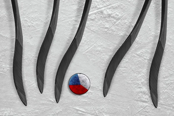 Cinq bâtons de hockey et la rondelle tchèque — Photo
