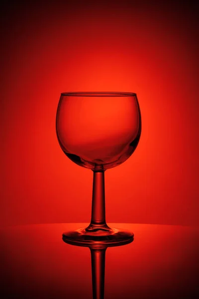 Glazen voor wijn in de rode verlichting op een tafel — Stockfoto
