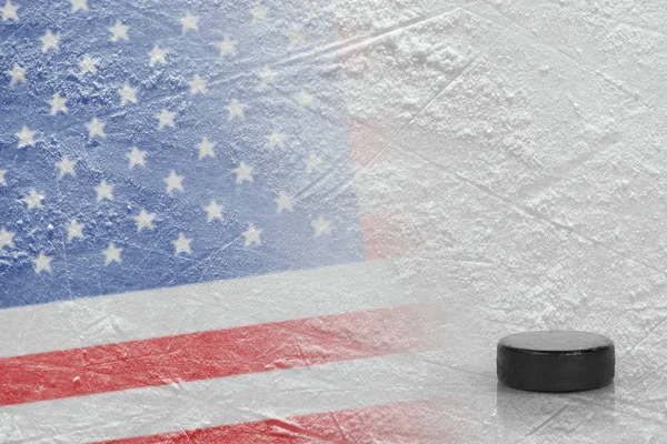 Imagen de la bandera americana con un disco de hockey — Foto de Stock