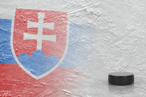 Hockey puck y la imagen de la bandera eslovaca en el hielo —  Fotos de Stock