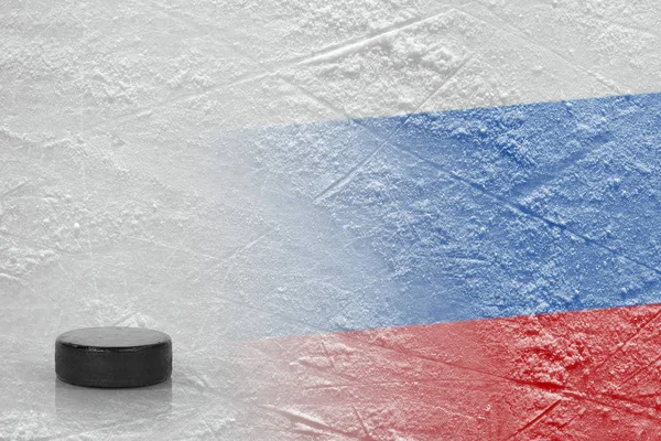 Puck de hockey y bandera rusa sobre hielo — Foto de Stock