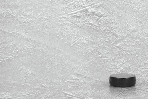 Hokejový puk na ledě — Stock fotografie