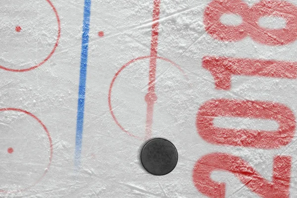 Ice arena och hockey puck — Stockfoto