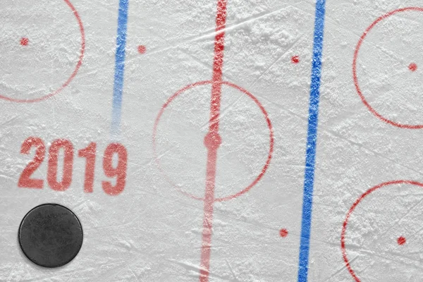 Хокейний шайба і фрагмент хокейної арени з розмітками — стокове фото