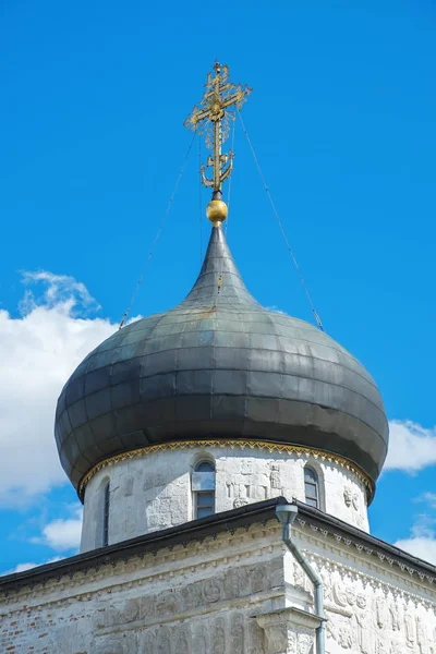 Kupol med ett gyllene kors på en gammal rysk kyrka — Stockfoto