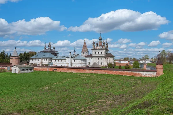 Medeltida ryskt kloster — Stockfoto