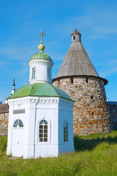 Orthodox chapel and monastery tower — Stockfoto