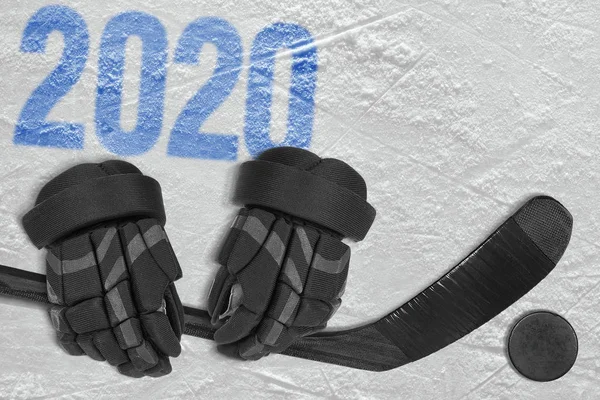 Buz arenada yatan hokey aksesuarları — Stok fotoğraf