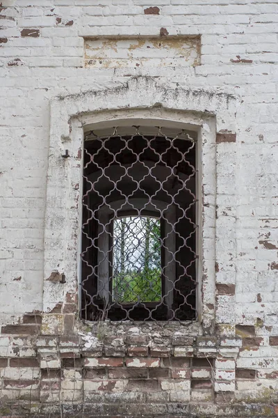 Vägg i ett gammalt tempel med fönster — Stockfoto