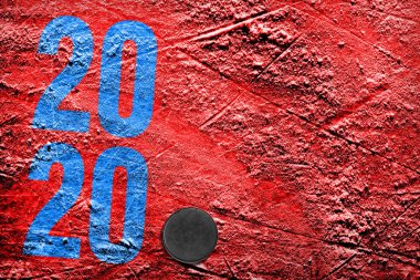 Kırmızı buz üzerinde hokey diski