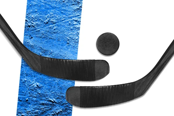 Hokejové hole a puk na bílém pozadí s modrou čárou — Stock fotografie