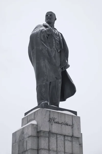 Vlagyimir Lenin emlékműve Ulyanovsk városában — Stock Fotó
